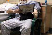محسن هاشمی با دست شکسته روی تخت +عکس
