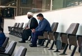 یک روحانی در حال تماشای دربی +عکس