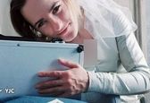 ازدواج عجیب یک زن با کیف دستی+عکس