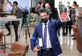 مردی با کروات متفاوت در حال ثبت نام انتخابات ریاست جمهوری +عکس