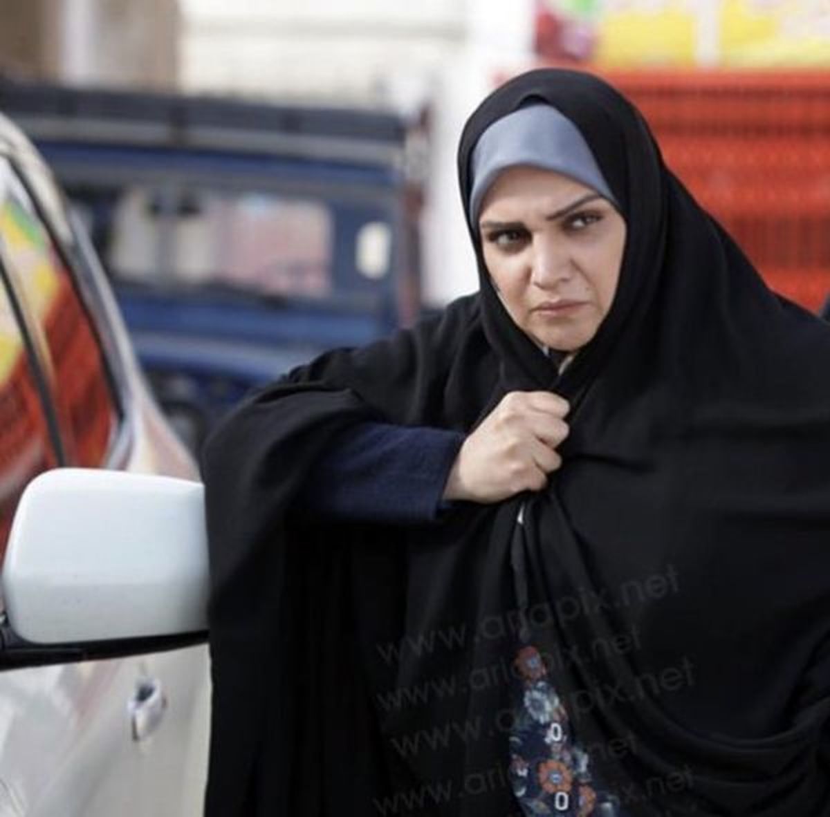 ژست لاتی الهام‌ پاوه نژاد با چادر + عکس