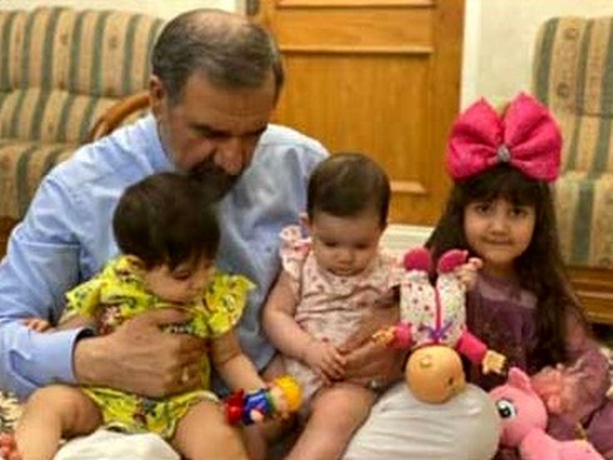 بازی محسن رضایی با نوه هایش +عکس