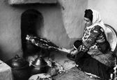 زن شمالی در حال پختن غذا در دهه ۳۰ +عکس