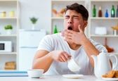 ۸ دلیل احساس خواب‌آلودگی بعد از غذاخوردن