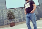 استایل با کلاس عباس غزالی درحال پیاده روی+عکس