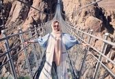 ترس شبنم قلی‌خانی از راه رفتن روی پل شیشه‌ای +عکس