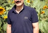 گردش کوروش سلیمانی در مرزعه آفتابگردان+عکس