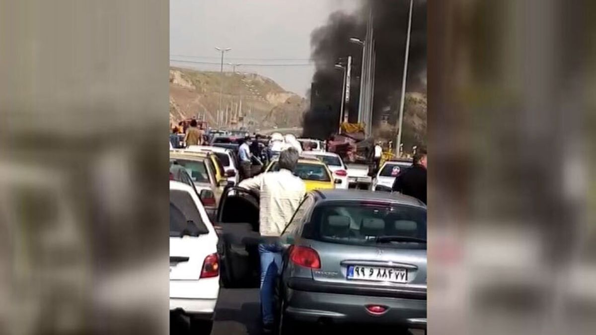آتش گرفتن یک پژو ۴۰۵ در اتوبان  تهران - پردیس+ فیلم
