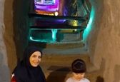 خاله سارا و دخترش نهال در یک مکان قدیمی +عکس