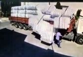 بی توجهی وحشتناک یک کارگر حادثه‌ ساز شد+فیلم