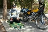 اقدام جالب پستچی در ماه مبارک رمضان+عکس