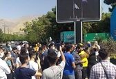 شعار استقلالی‌ها جلوی وزارت ورزش: «وای وای، چه‌جوری ما ۶تا خوردیم»!