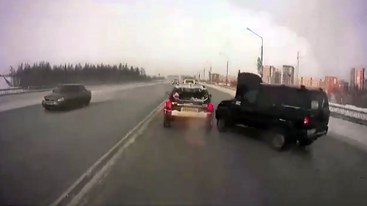 حادثه وحشتناک در پی باز شدن ناگهانی کاپوت یک خودرو+ فیلم