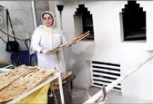 زنی که همپای شوهرش پای تنور نانوایی است +عکس
